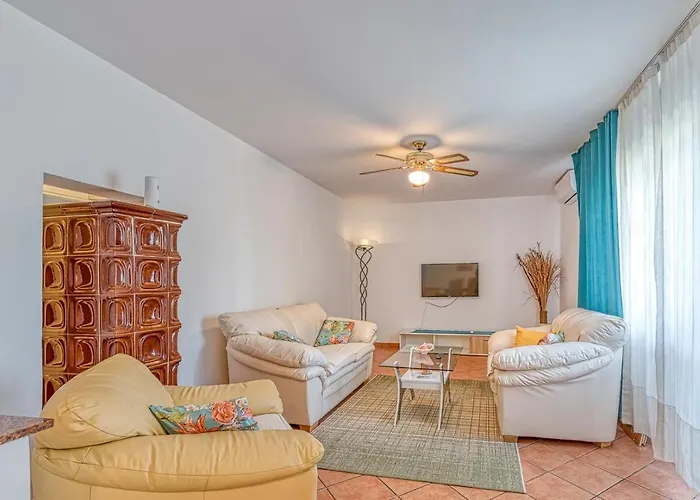 Gaby With Balcony 아파트 *